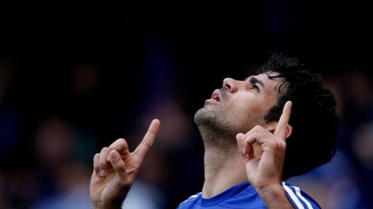 5 октомври: Челси надиграва Арсенал с 2:0 и вече сериозно се говори, че няма кой да спре отбора на Моуриньо. Диего Коща празнува втория гол в мача.