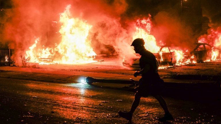 Протестиращи палят голи и сгради.