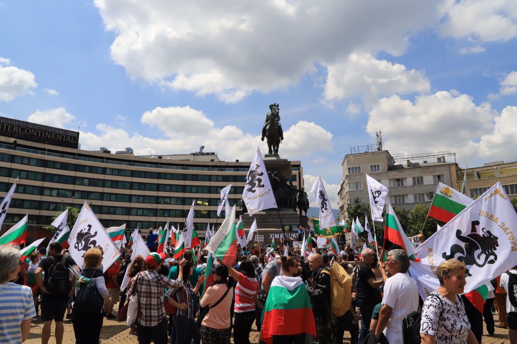 "Възраждане" и "Левицата" на протест срещу правителството в София