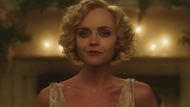 "З: Началото на всичко"/ "Z: The Beginning of Everything" 
Това е биографичен сериал за историята на Зелда Сеър Фицджералд, съпругата на писателя Франсис Скот Фицджералт, която е изиграна от Криситна Ричи. Сериалът показва живота й преди срещата с прословутия писател и преминава през началото на любовната им афера до живота им като една от най-известните двойки в Америка по онова време. Ще видите всичко, което си представяте за тази ера – джаз, партита и бохемски начин на живот.