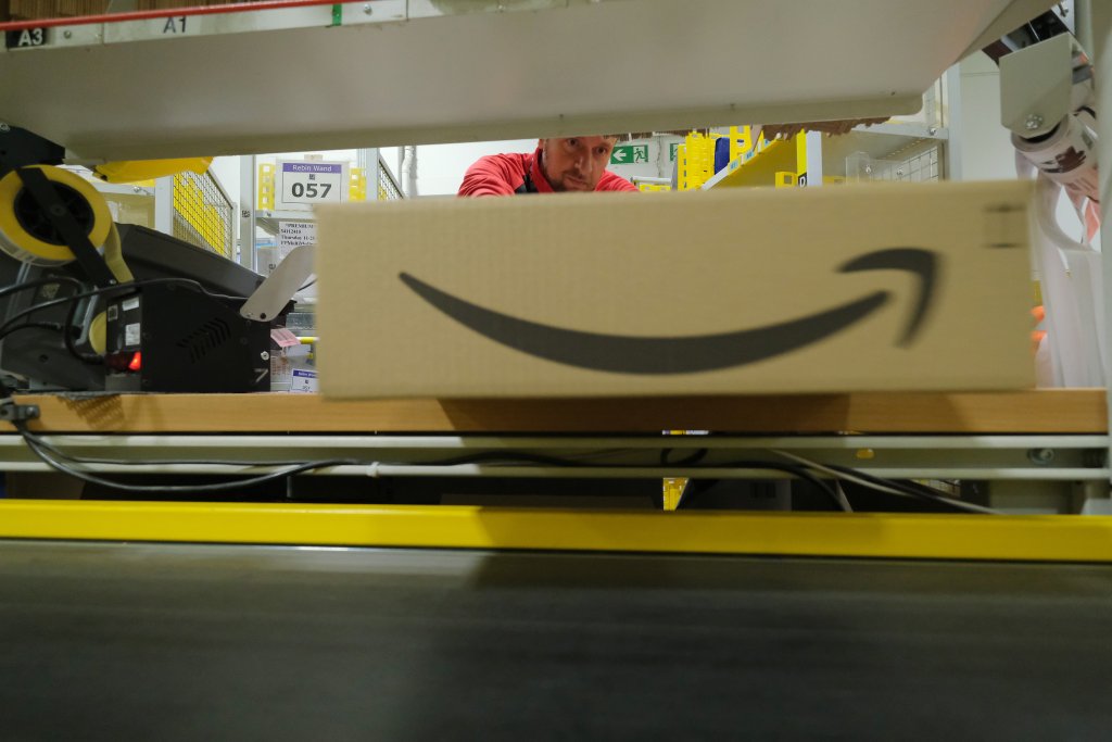 AmazonВ логото на Amazon има не едно, а две скрити послания. Първо, стрелката свързва буквите A и Z, с което подсказва, че в платформата човек може да намери буквално всичко. И второ, в наши дни стрелката обозначава с коя страна нагоре трябва да гледа пратката, за да пристигне невредима.