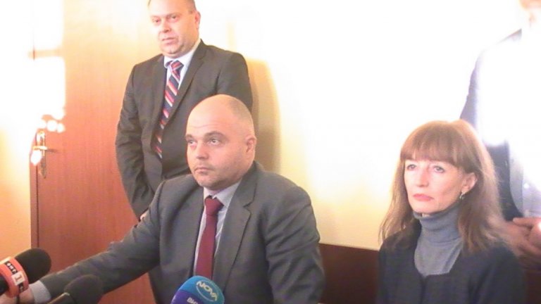 Главният секретар на МВР Ивайло Иванов и окръжният прокурор на Плевен Ваня Савова дадоха подробности по случая.