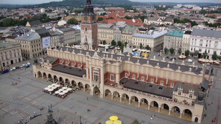  Ринек Гловни, Краков, Полша 

Това е главният площад в Стария град на Краков. Той е един от най-широките средновековни площади в Европа – около 40 хил. кв. метра. Стиловете на заобикалящите го сгради са най-разнообразни – от романски, през готически и ренесансов, чак до модернизъм. 

Голямата забележителност там е "Сукиенница" - палатата на платовете и текстила. Ринек Гловни е известен и с гълъбите си.