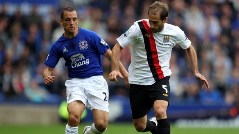 Ще успее ли Евертън отново да изненада Манчестър Сити, както при последния им двубой, когато победи с 2:1, а Лий Озмън (вляво) отбеляза победния гол?