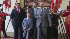 Президентът на Беларус Лукашенко дава на най-малкия си син нагледни уроци по президентство