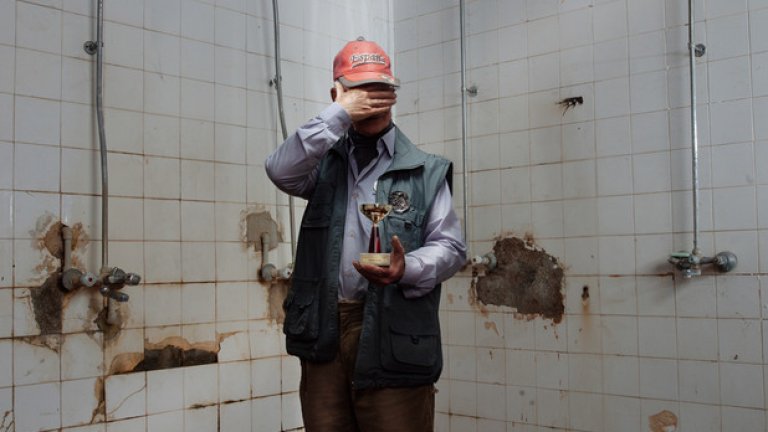 Портрет на Богомил Петров - роден на 20 ноември 1939-та във Видин.През май 1964 г. поставя първия световен рекорд за българската тежка атлетика и първи като цяло за родния спорт след края на Втората световна война. Той преодолява щанга от 140 кг, с което подобрява руския рекорд в движението "повдигане"- лека категория до 67,5 кг.  8 години е бил национален състезател, участвал е в 101 състезания, от които печели 67. Постига завидни резултати и в гребането. През 1977 г. с туристическа лодка изминава 300-километровото разстояние от Видин до Русе без прекъсване за 41 часа и 40 минути. С каяк е преплувал разстоянието от изворите на р.Дунав в Германия до устието на реката при румънския град Сулина, Румъния