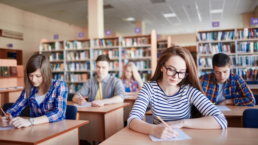 Близо 85% от родителите и учителите са против намаляването на часовете по езици