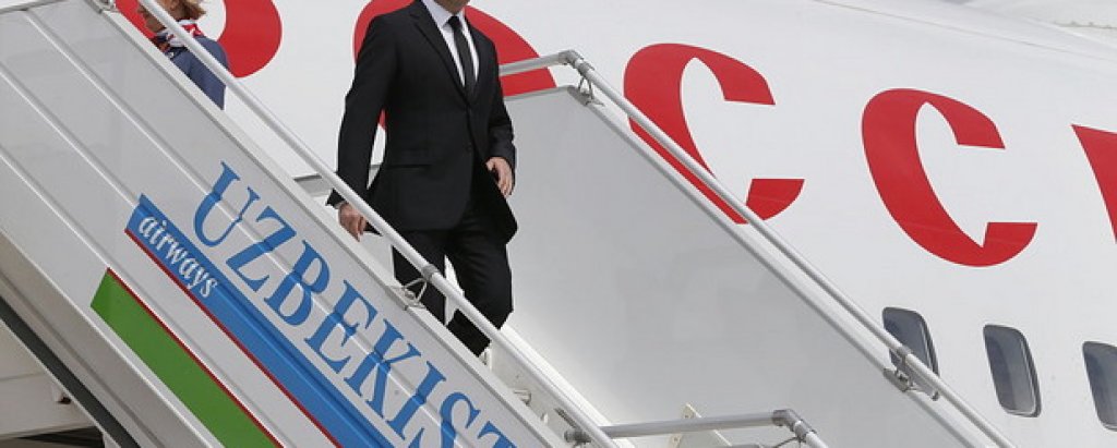 На летището в Самарканд вече пристигна руският министър-председател Дмитрий Медведев, който ще присъства на погребението на Каримов