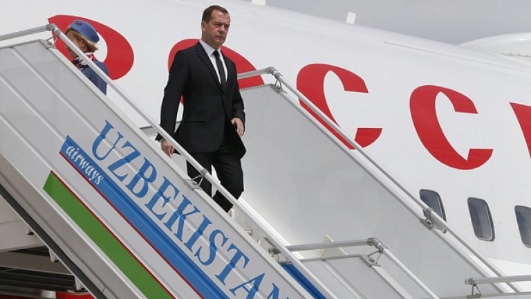 На летището в Самарканд вече пристигна руският министър-председател Дмитрий Медведев, който ще присъства на погребението на Каримов