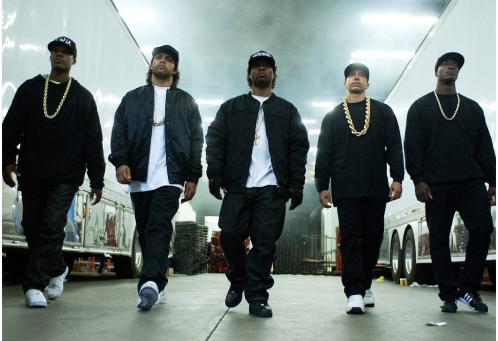 „Straight Outta Compton“ - Филм инспириран от живота на Dr. Dre, Tupac, Snoop Dog и Ice Cube, който пък тук е изигран от сина си. През 1987 петима млади мъже използват брутално откровени стихове и хардкор ритъм, за да излеят своето разочарование и гняв от