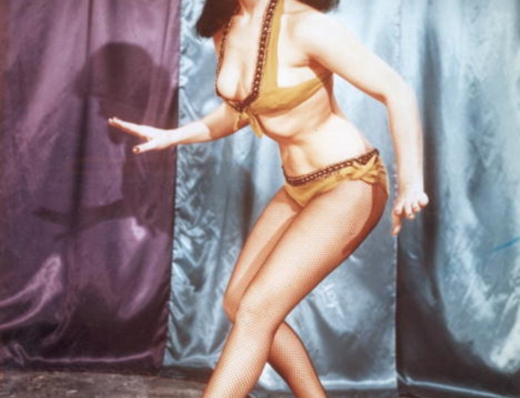 Бети Пейдж
Кралицата на pinups (жанр от фотографията, който се отнася за снимки на момичета в предизвикателни или голи пози) умира на 85 години през 2008, но марките й за еротично и булчинско бельо продължават да се продават масово, носейки й печалба от 10 млн. долара. Към това състояние допринасят и продадените билети за шоу във Вегас, което включва холограма на Бети, танцуваща известните си стриптийз танци.