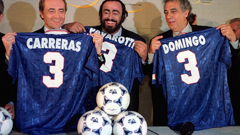 Тримата големи! Хосе Карерас, Лучано Павароти и Пласидо Доминго позират с екипи и топки с логото на световното във Франция през 1998 г. Великото трио изнесе паметен концерт под Айфеловата кула по време на турнира.