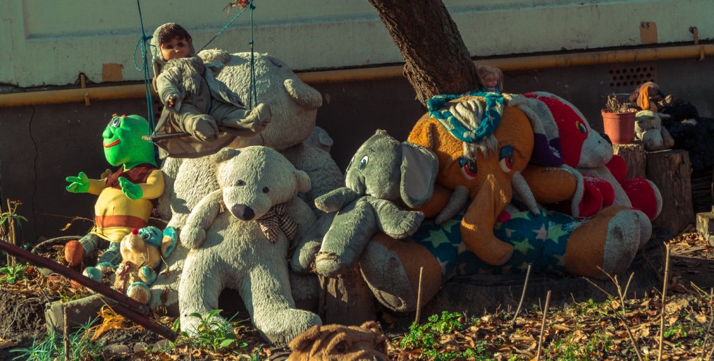 щастливи деца много играчки