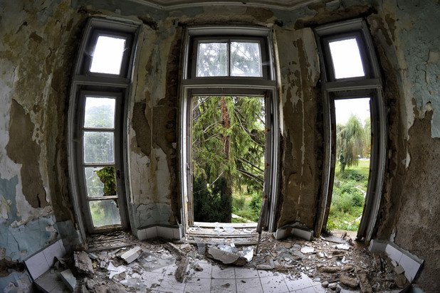 Стъклата на този прозорец са едни от малкото, оцелели след вандалските набези през годините