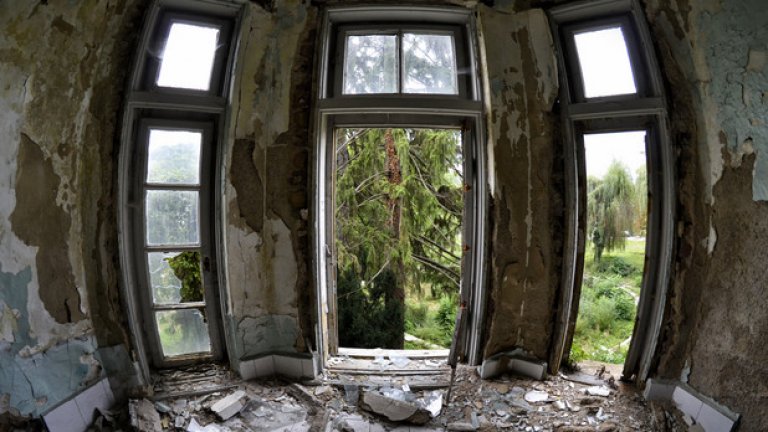 Стъклата на този прозорец са едни от малкото, оцелели след вандалските набези през годините