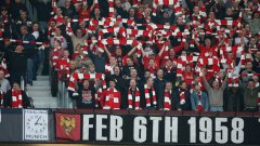 Всяка година на 6 февруари феновете на Манчестър Юнайтед отдават почит на загиналите в катастрофата край Мюнхен играчи на тима