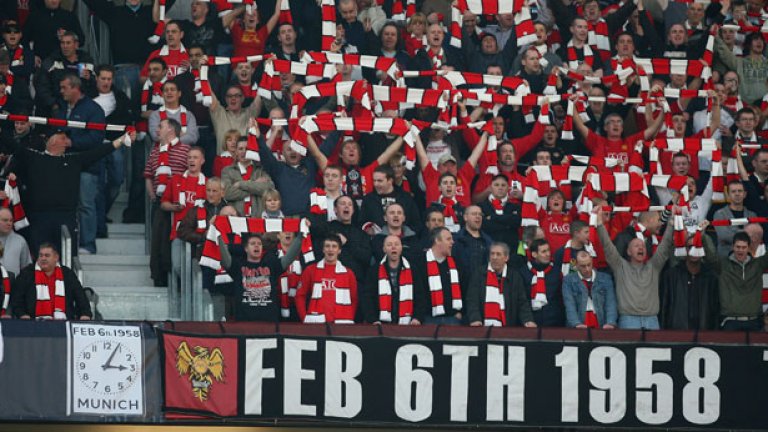 Всяка година на 6 февруари феновете на Манчестър Юнайтед отдават почит на загиналите в катастрофата край Мюнхен играчи на тима