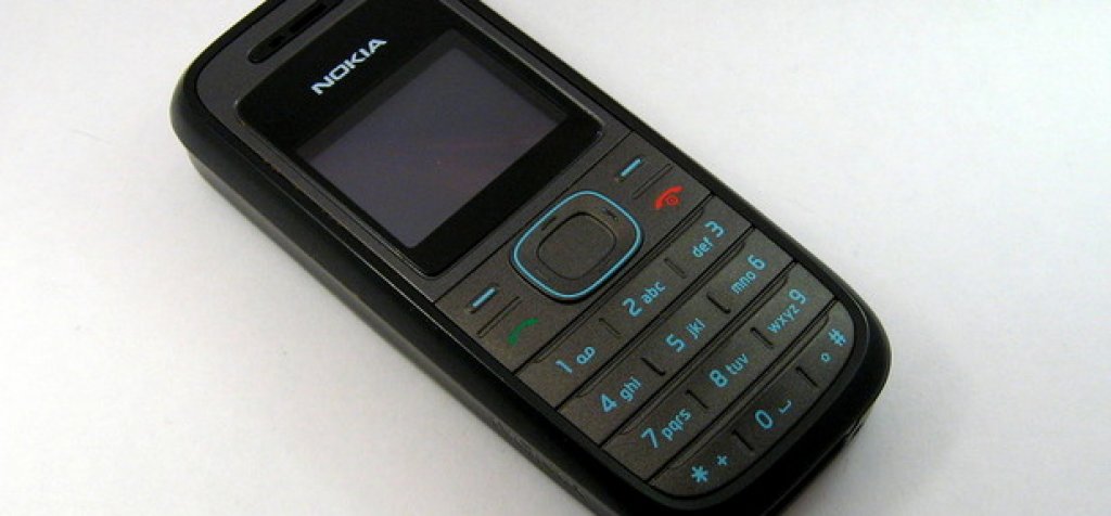 12. Nokia 1208
Този доста семпъл на външен вид телефон, който беше показан през 2007 г., има вградено фенерче и цветен екран с резолюция от скромните 96 х 98 пиксела. Това обаче не му попречи да продаде над 100 млн. устойства по цял свят.