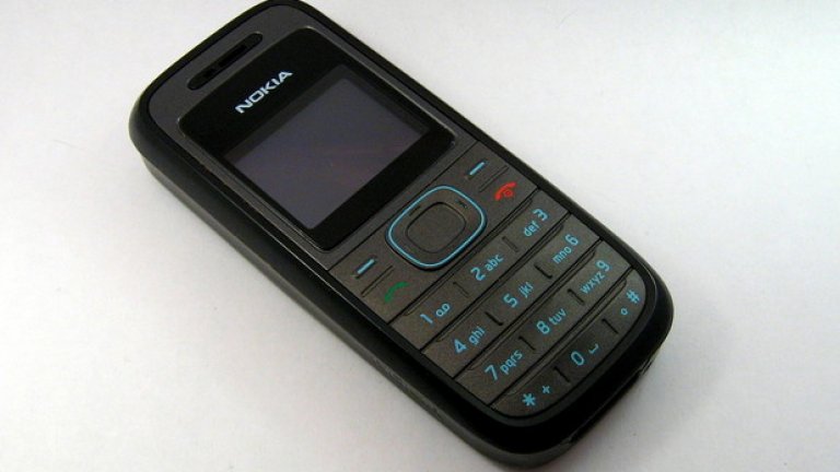 12. Nokia 1208
Този доста семпъл на външен вид телефон, който беше показан през 2007 г., има вградено фенерче и цветен екран с резолюция от скромните 96 х 98 пиксела. Това обаче не му попречи да продаде над 100 млн. устойства по цял свят.