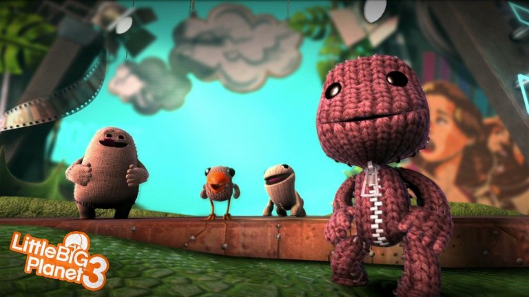 LittleBigPlanet 3
Нека за миг забравим тежката реалност и се потопим в един свят на чар, хумор и приказни приключения. LittleBigPlanet 3 може да бъде най-симпатичната и искрена игра, която имате възможност да изиграете тази година. Освен че получавате познатия досега страхотен платформинг геймплей и сериозни опции за създаване на допълнително съдържание, LittleBigPlanet 3 добавя цели трима нови герои с уникални умения, напълно озвучени от известни актьори и значително по-разширени възможности за въпросното допълнително съдържание. В много отношения LittleBigPlanet игрите винаги са изглеждали странно до другите ААА хитове, които обикновено се въртят около мускулести мрачни герои и много експлозии. 
Всъщност изключвайки игрите на Nintendo, LittleBigPlanet е единствената хитова видеоигра, която година след година си позволява да залага на чар, визия и красив дизайн… и да успява отново и отново да впечатли с изненадващо приятен геймплей. Самостоятелната кампания ще ви отнеме между 10 и 12 часа игра, което е доста добро постижение за платформър. Нивата са пълни с предмети, които да откриете, умения, които да отключите и забавни сцени с участието на неповторимата двойка Стивън Фрай и Хю Лори, на които да се наслаждавате. Този път имате една цяла история, която свързва отделните епизоди и герои и придава завършен вид на играта.