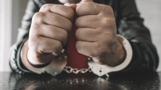 затворник осъден арест насилие