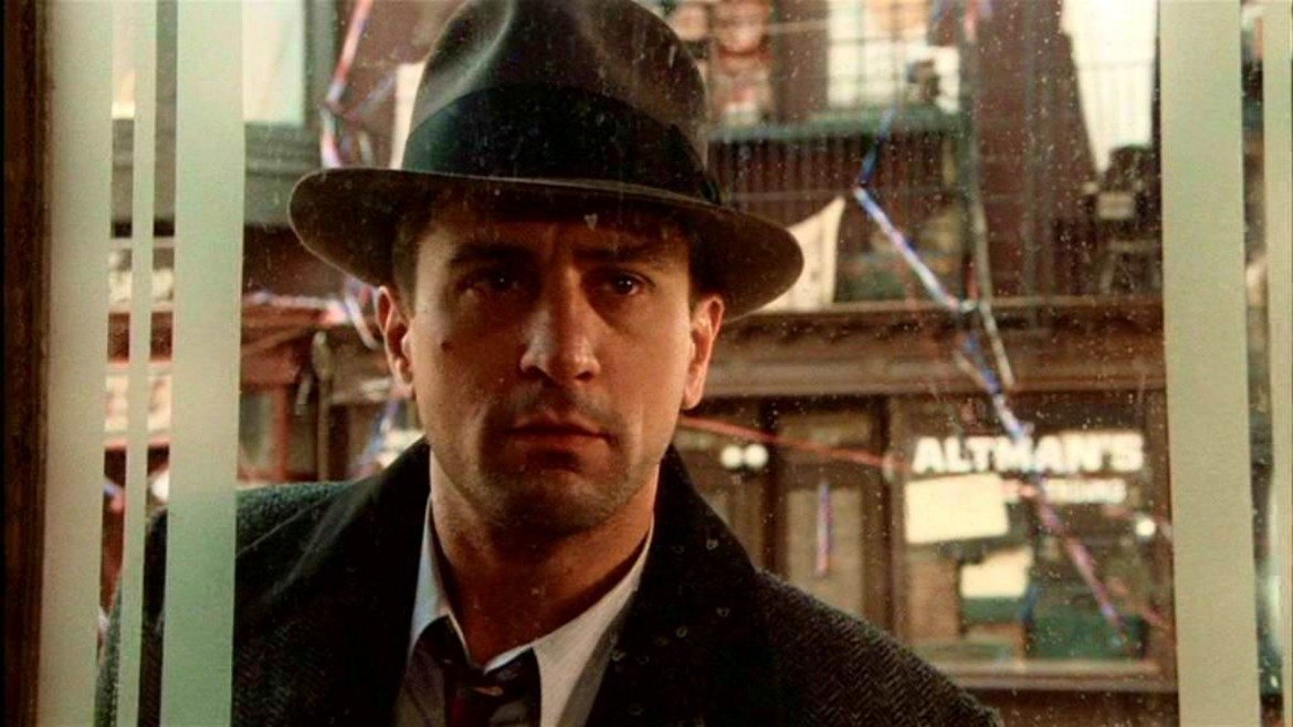 1. Имало едно време в Америка / Once upon a time in America (1984) - Легендарният режисьор Сержо Леоне дирижира изпълненията на Робърт де Ниро и Джеймс Уудс в своя финален филм, посветен на времето на Сухия режим. Де Ниро и Уудс играят улични хлапаци, които се превръщат в гангстери в Ню Йорк благодарение на търговия с нелегален алкохол. Подобно на много други престъпни босове от това време, отмяната на забраната за продажба на алкохол слага край и на техните мечти за лесно богатство.