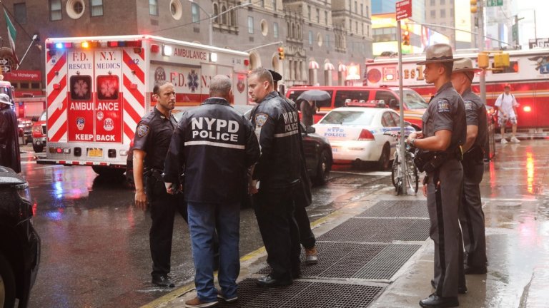 Разследват причините за разбиването на хеликоптер в небостъргач в Ню Йорк