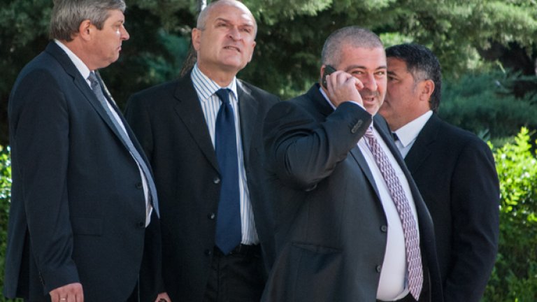 Радостни, зажаднели, депутати...