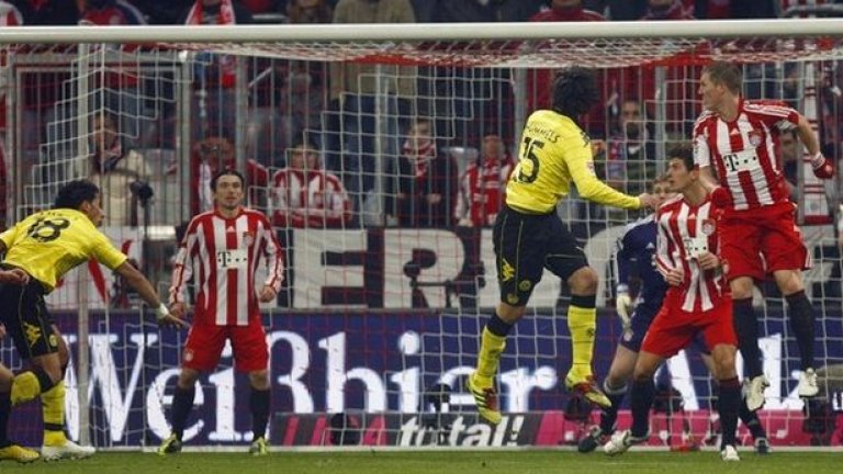 Защитникът Матс Хумелс отбеляза третия гол за победата на Борусия (Дортмунд) с 3:1 като гост на Байерн в последния мач между двата отбора
