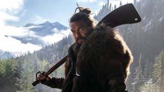 See
Един от добрите фантастични сериали на миналата година, See с Джейсън Момоа разказва за един свят, в който хората масово са загубили зрението си. Нещо повече - да виждаш и дори да говориш за способността да се вижда, вече се приема за нещо еретично, което подлежи на преследване. И така, докато не се раждат две деца, които са способни да виждат света. Техният истински баща - първият със зрение от векове насам - е най-големият и най-преследваният еретик, а за да оцелеят в този свят, ще им е нужна защитата на доведения им баща и може би един от най-добрите войни на света (Джейсън Момоа). Самата концепция е изключително интересна, а изпълнението също заслужава внимание.