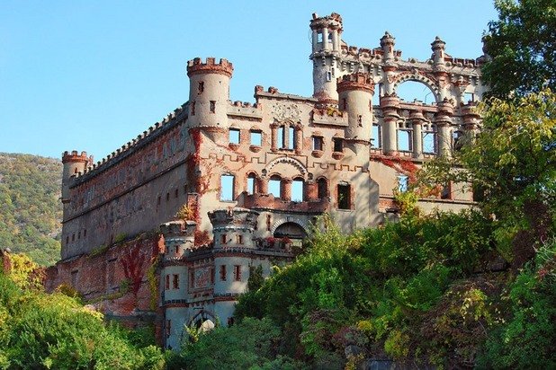 Замъкът Банерман (Bannerman Castle), остров Полепел, Ню Йорк. Собственикът Банерман VI-ти построява замъка като място за складиране на муниции по време на Испано-американска война през 1898 година. След като през 1920 година част от амунициите експлоатират и разрушават огромна част от сградата, тя е изоставена