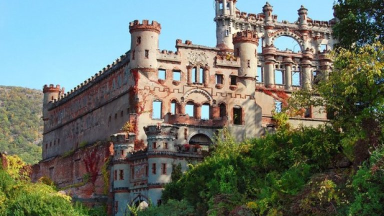 Замъкът Банерман (Bannerman Castle), остров Полепел, Ню Йорк. Собственикът Банерман VI-ти построява замъка като място за складиране на муниции по време на Испано-американска война през 1898 година. След като през 1920 година част от амунициите експлоатират и разрушават огромна част от сградата, тя е изоставена