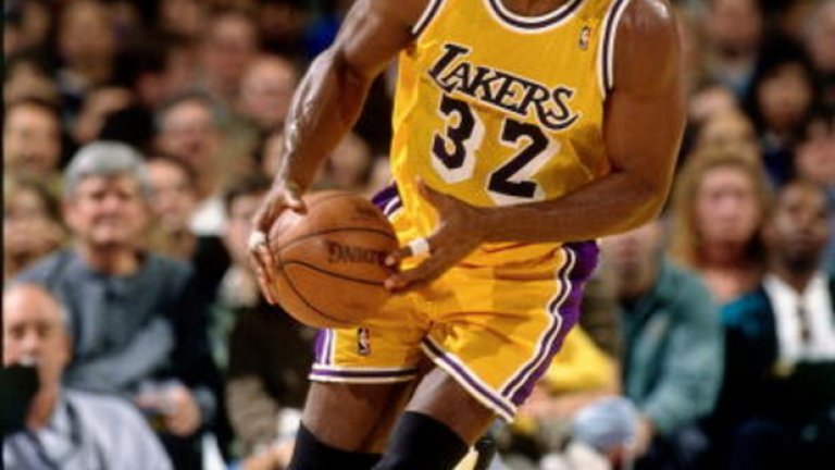 "Меджик" Джонсън
След като се оттегли от професионалния баскетбол, звездата от NBA се захвана с множество неща, като например да подпомага обучението в полза на борбата със СПИН. В тази връзка неговя запис "Как да избегнем вируса на СПИН" (What You Can Do to Avoid AIDS), беше награден за най-добър аудиоалбум през 1993-та