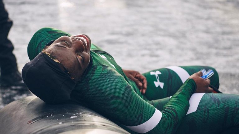 Усмивката на удовлетворение на пилотката Адигун