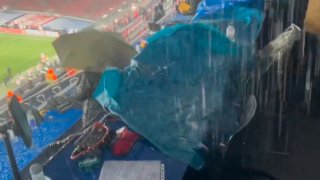 Новият "Камп Ноу" подгизна - потоп в журналистическите ложи (видео)