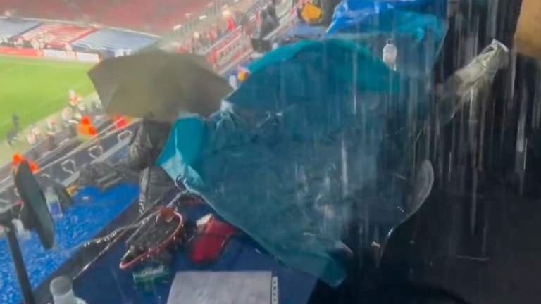 Новият "Камп Ноу" подгизна - потоп в журналистическите ложи (видео)