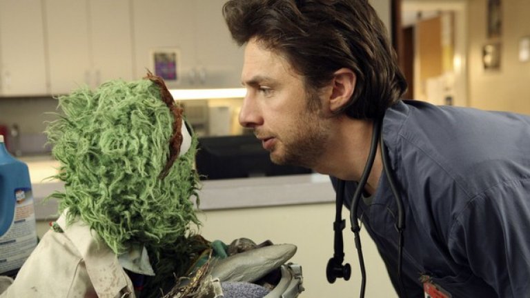 – Много ме сърби коремът! Можете ли да ми изпишете тавежил? Четох в Интернет, че помага!
– Не, няма да ви го изпиша. Ще се мажете с ей това кремче, и ще четете по-малко в Интернет. – (Човекът просто има екзема, вероятно от триенето от колана.)
– Ма големи сте неграмотници значи! Кво ви учат вас по шест години, не знаете един сайт да отворите и да прочетете! Вие ако сте лекари, аз съм сто пъти лекар, така да знаете…