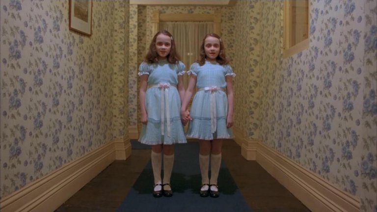 Близначките Грейди, "Сиянието"
Две от най-страшните деца, появявали се в киното, всъщност са облечените в синьо, на пръв поглед миловидни близначки, които обитават Overlook хотел във филма на Стенли Кубрик "Сиянието". 

Разбира се, че те са духове, при това от най-лошия тип, и са дъщери на мистър Грейди - зловещия барман и пазител на хотела, с когото Джак Торсън пие на бара. Ако Грейди има съприкосновение със самия Джак, то неговите момичета се появяват на необичайни места из коридорите на хотела, за да плашат до смърт малкия Дани - син.