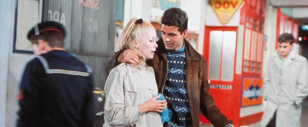 9. “Шербургските чадъри”
Сладко-горчивата френска история разказва за младата и наивна Женвиев, който продава чадъри в семейния магазин. Момичето се увлича по привлекателния Ги, поправящ коли в близост до нея, но майка ѝ настоява да се омъжи за богатия търговец на диаманти Ролан.