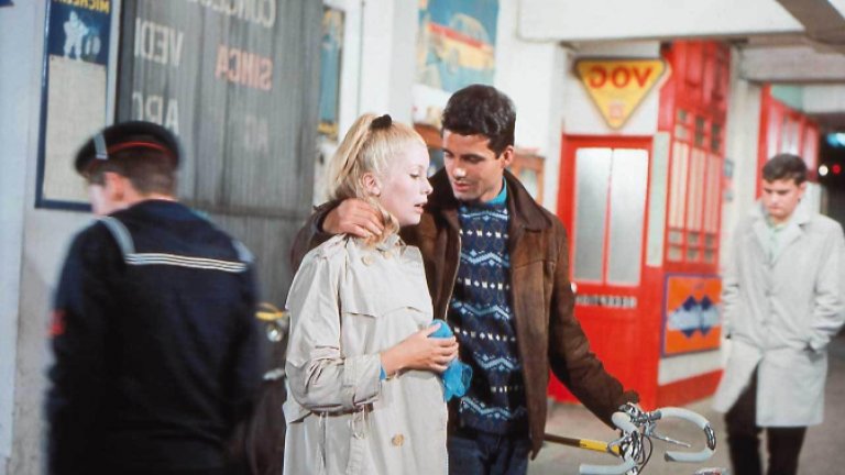 9. “Шербургските чадъри”
Сладко-горчивата френска история разказва за младата и наивна Женвиев, който продава чадъри в семейния магазин. Момичето се увлича по привлекателния Ги, поправящ коли в близост до нея, но майка ѝ настоява да се омъжи за богатия търговец на диаманти Ролан.