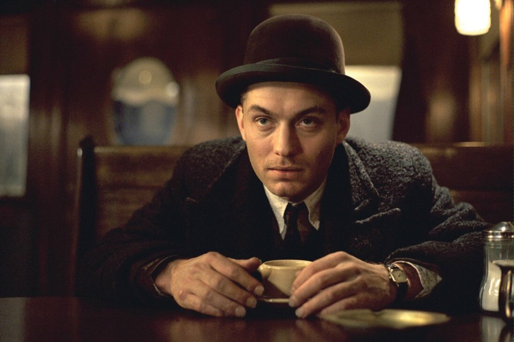 4. "Road To Perdition" (2002) 
Том Ханкс в ролята на наемен убиец за мафията звучи като комедия. "Road To Perdition" никак не е комедия, а филм, който ни показва Джъд като Харлен Магуайър - фотограф, нает да убие Ханкс и сина му.