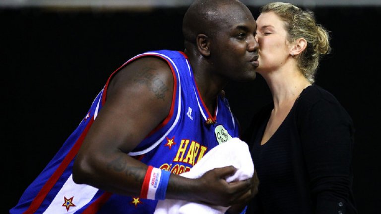 Целувка от фенка за големия любимец Биг Ийзи - това се случва често.