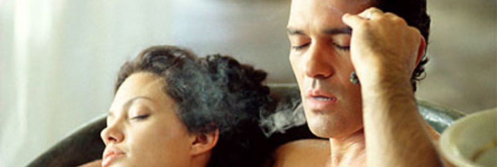 Първороден грях (2001)

Сексуалната сцена между Анджелина Джоли и Антонио Бандерас изглежда толкова истинска, че кара мнозина да се питат дали… те не го правят на живо. Разбира се, не. Двамата обаче успяват да създадат една от най-горещите еротични сцени в киното. 
