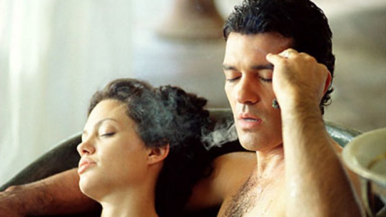 Първороден грях (2001)

Сексуалната сцена между Анджелина Джоли и Антонио Бандерас изглежда толкова истинска, че кара мнозина да се питат дали… те не го правят на живо. Разбира се, не. Двамата обаче успяват да създадат една от най-горещите еротични сцени в киното. 

