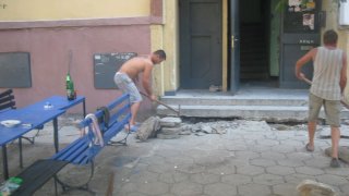 Сливенчани сами правят ремонт на входа си