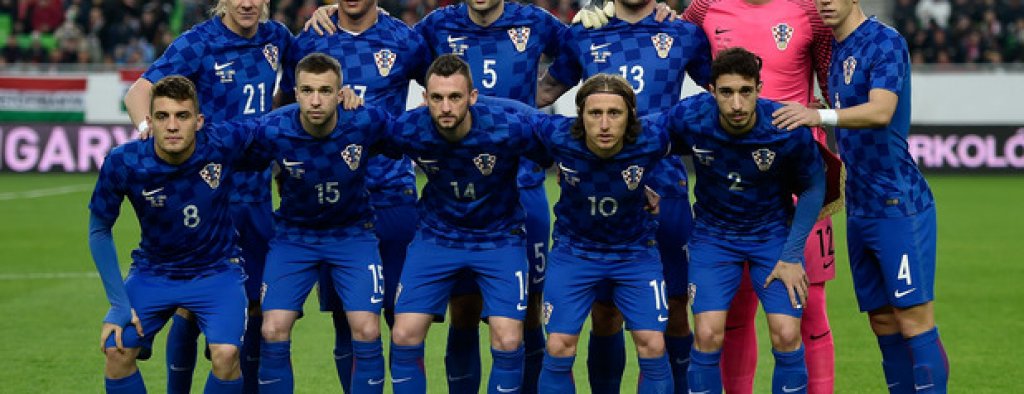 Хърватия – играчите нямат доверие в селекционера
„Шахматистите“ винаги са сред отборите, които могат да победят всеки и да загубят от всеки. Имат и нелош състав в момента, но слуховете, че селекционерът Анте Чачич е нищо повече от марионетка на местния шеф на федерацията – Здравко Мамич – не са долюбвани от играчите. Освен това, хърватите са в една група с Турция, където има опасност да се повторят действията от квалификацията с Албания.