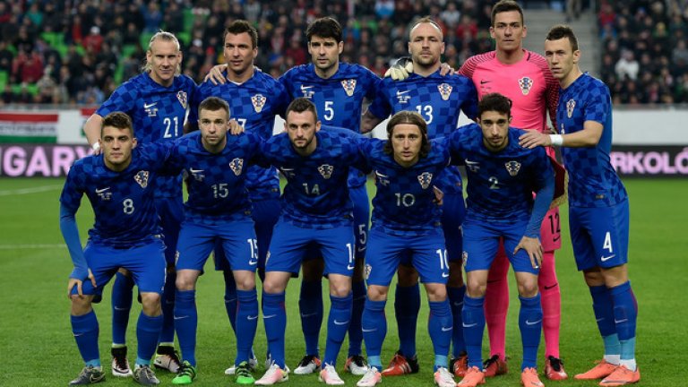 Хърватия – играчите нямат доверие в селекционера
„Шахматистите“ винаги са сред отборите, които могат да победят всеки и да загубят от всеки. Имат и нелош състав в момента, но слуховете, че селекционерът Анте Чачич е нищо повече от марионетка на местния шеф на федерацията – Здравко Мамич – не са долюбвани от играчите. Освен това, хърватите са в една група с Турция, където има опасност да се повторят действията от квалификацията с Албания.