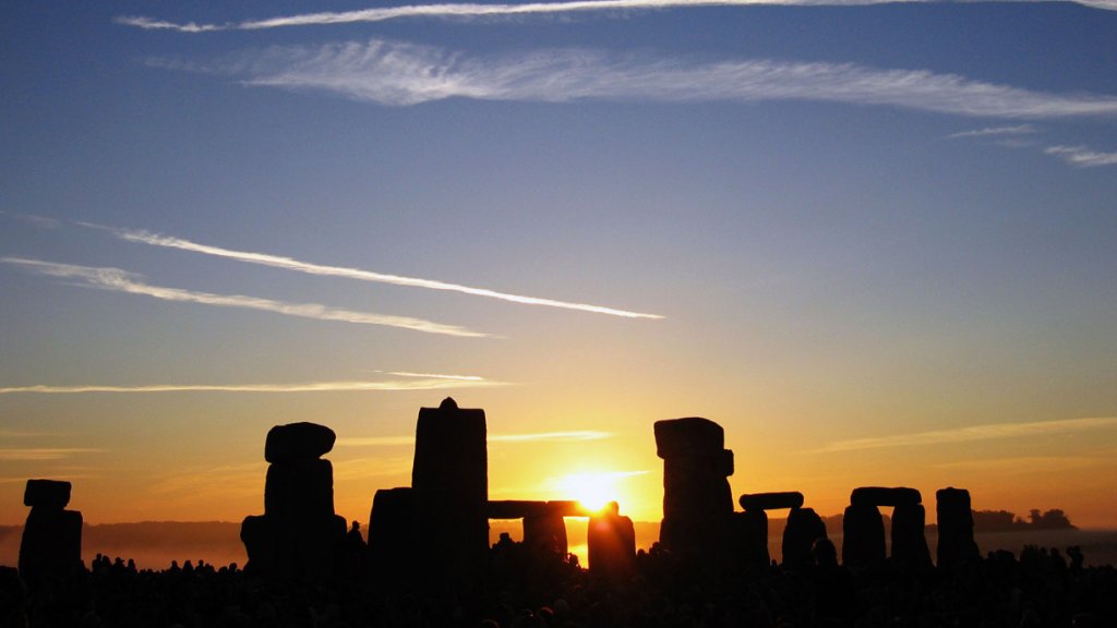 Summer_Solstice_Sunrise_over_Stonehenge_2005