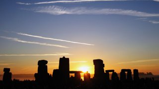 Summer_Solstice_Sunrise_over_Stonehenge_2005