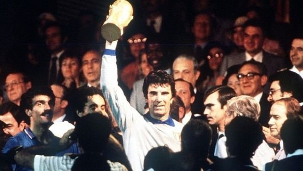 Дино Дзоф - тихият гений
Капитан на: Италия
Спечелени трофеи Световна титла 1982
След оттеглянето на Дзоф, капитаните-вратари са все по-рядко срещано явление, а тези, които все още съвместяват двете функции са далеч от осанката и класата му.
Определян като един от най-големите интроверти във футбола, той продължава да играе на най-високо ниво до 41-годишна възраст.
Тих и работлив, както бива определян, Дзоф посочва способността винаги да намира предизвикателство, което да победи като основната причина за своето футболно дълголетие.
Той е от този тип капитани, които не държат пламенни речи преди мач в съблекалнята, а задава пример с огромния респект, който предизвиква.
Изумителното му внимание към детайла винаги е впечатлявало съотборниците му, като това е и причината за успешното му представяне и като треньор.